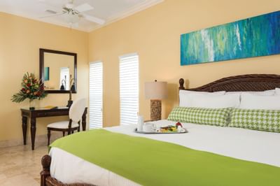 Comfy bed with grenn colour beddings in 1 Bedroom Junior Suite at Windsong Resort On The Reef