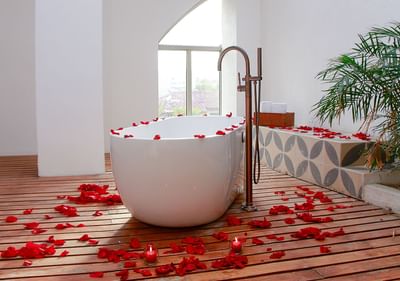 Bañera rodeada de pétalos de rosa roja en una suite del Country International Hotel, un hotel de lujo de Barranquilla.