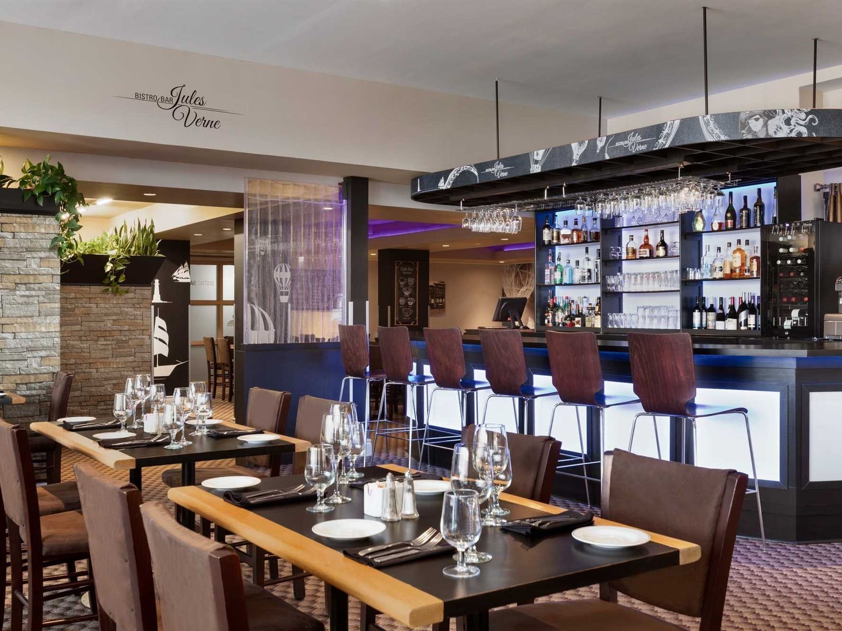 Dining area with a stylish bar display at Jules-Verne Restaurant, located in Travelodge Hotel & Convention Center Québec City