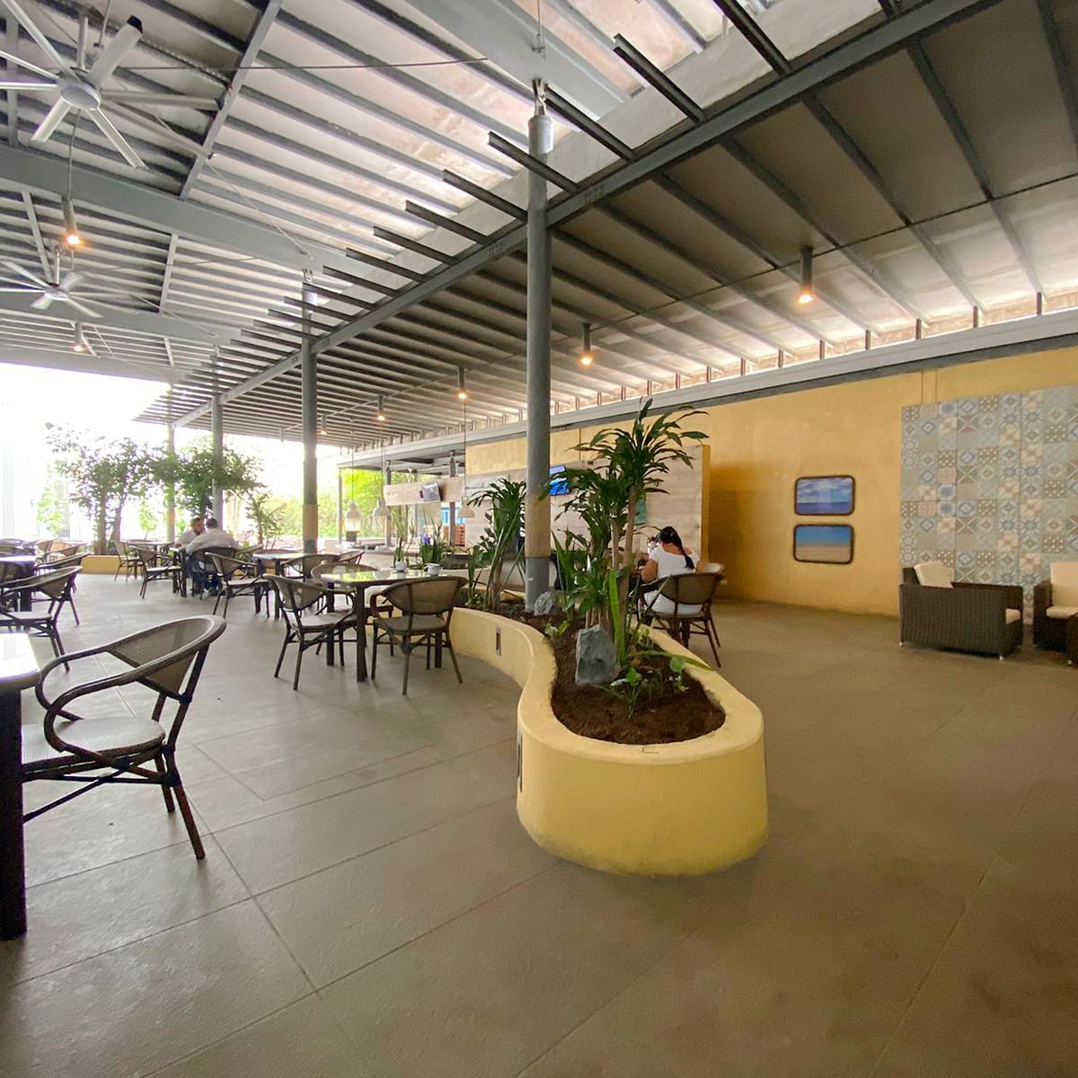 Indoor dining area at Hotel CLC Mamonal Cartagena