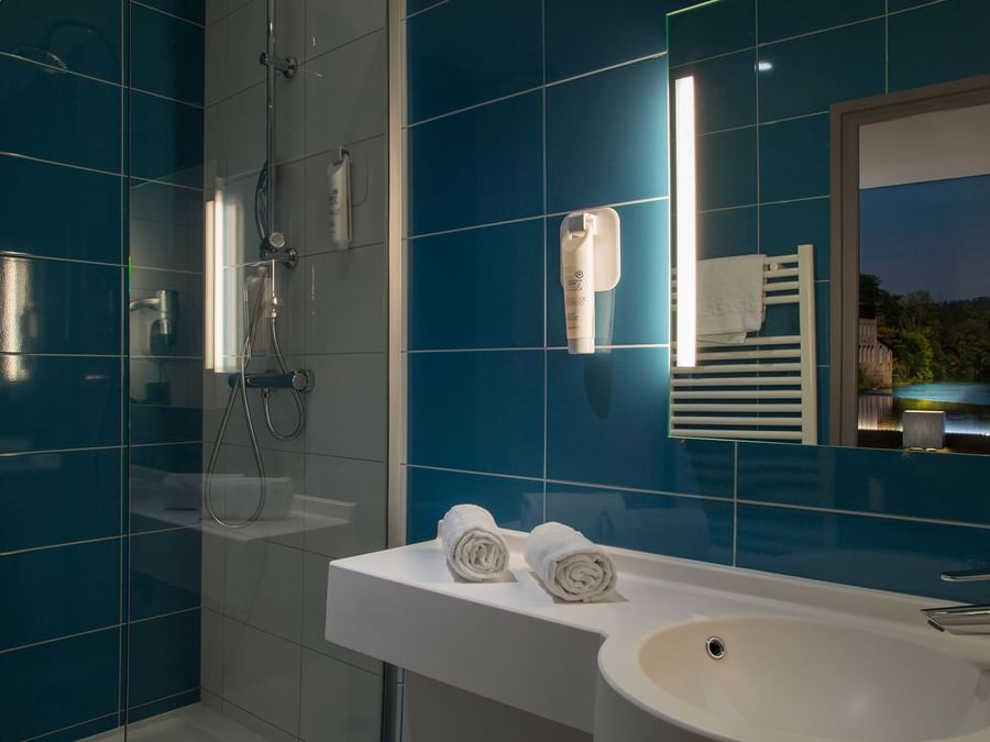 Bathroom vanity in bedrooms at Hotel Le Boeuf Rouge