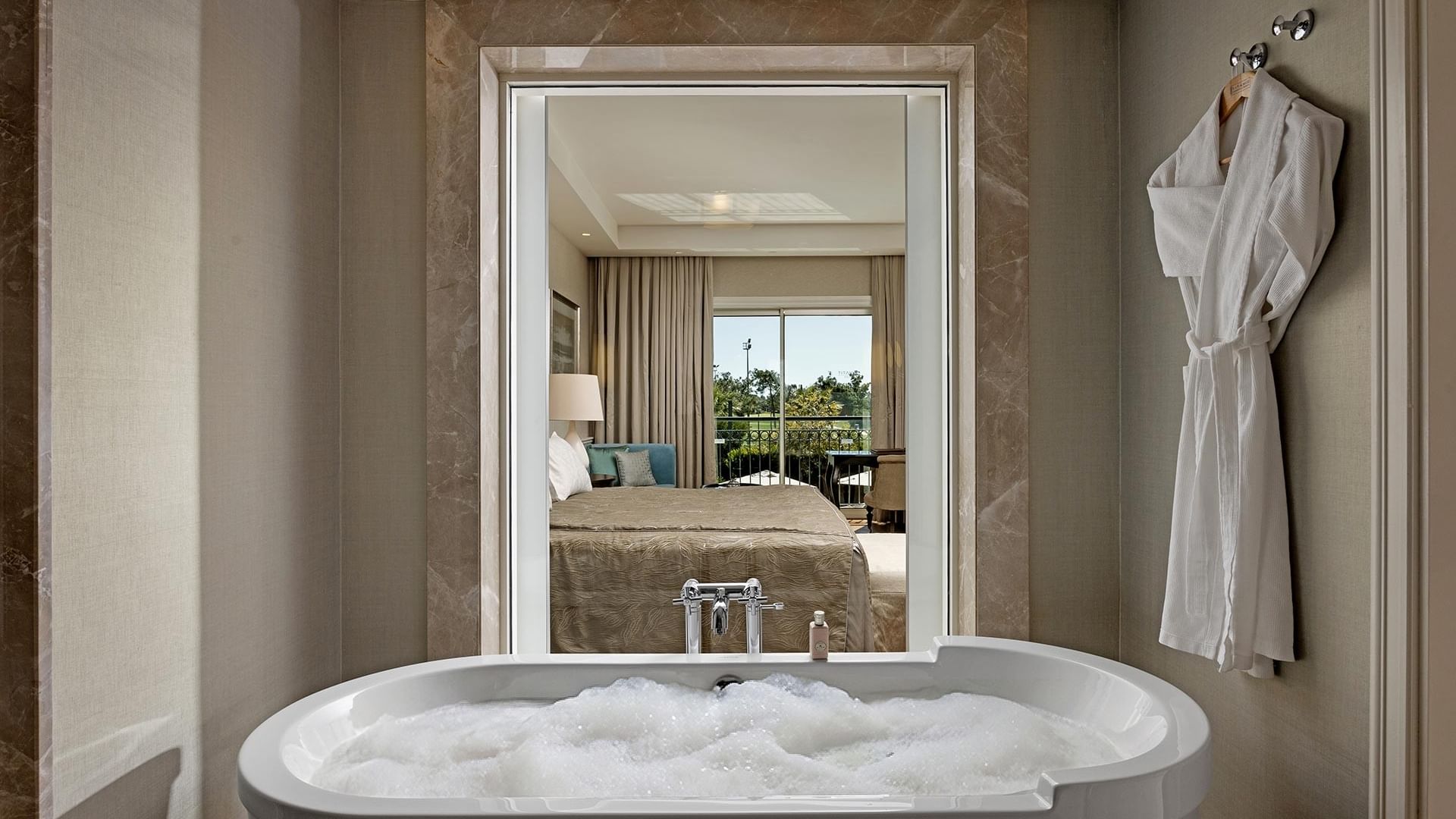 Роскошная ванна с пеной в Exclusive Pool Villa отеля Titanic Deluxe Golf Belek в Анталии.