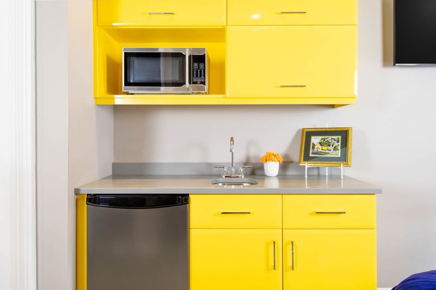 The kitchenette with appliances in King Premiere Pop at Retro Suites Hotel