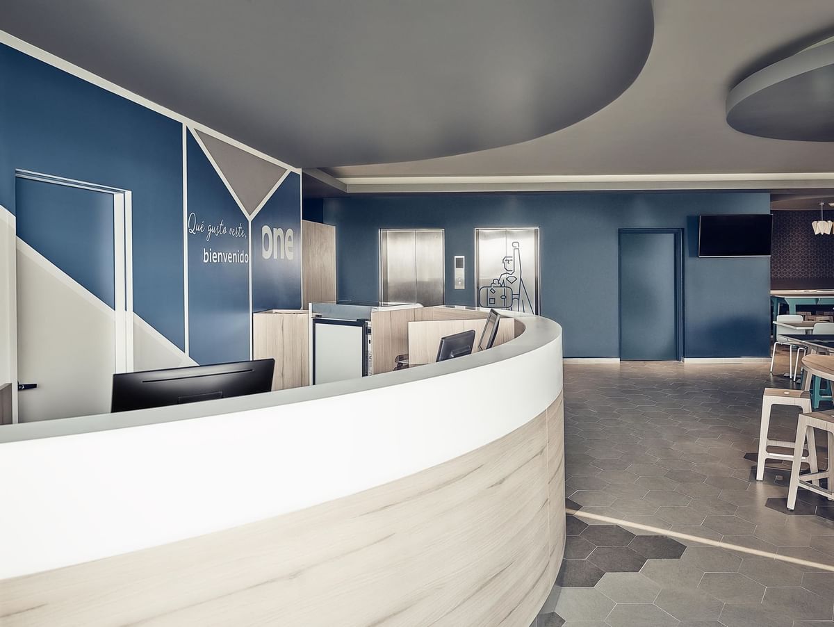Primer plano de la recepción y el vestíbulo de One Hotels