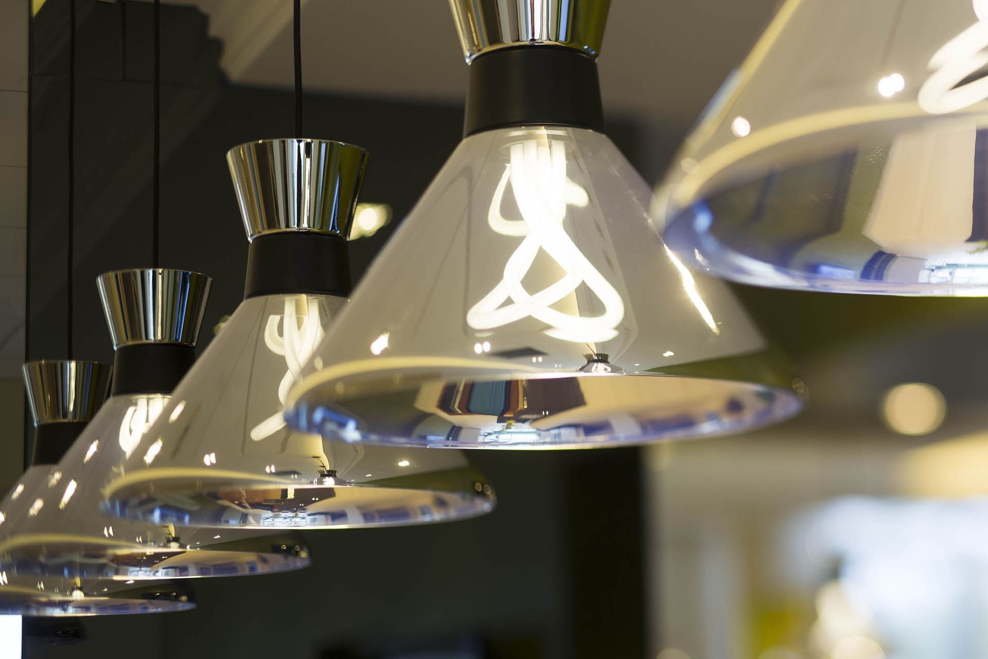 Gros plan des lumières du plafond à Escale Oceania Orléans