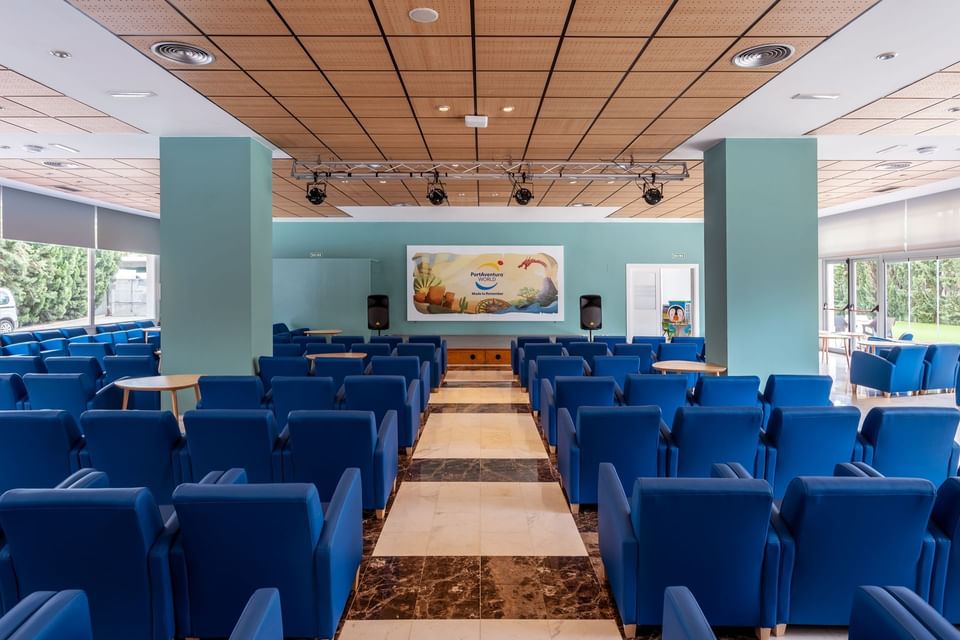Theater-type meeting room with screen at Hotel Piramide Salou