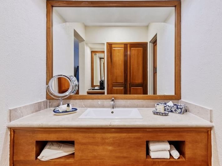 Baño elegante con espejo grande en la Suite Junior con terraza en Fiesta Americana Hacienda Ixtapan de la Sal, Estado de México.