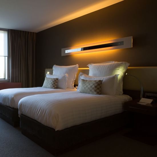 Guest room with twin beds at Pullman Sydney Olympic park