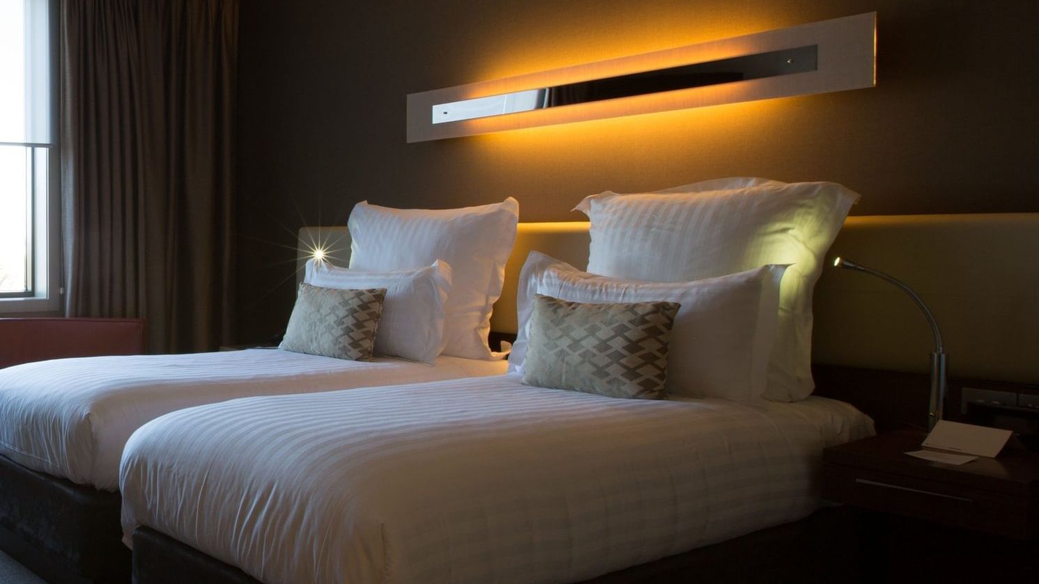 Guest room with twin beds at Pullman Sydney Olympic park