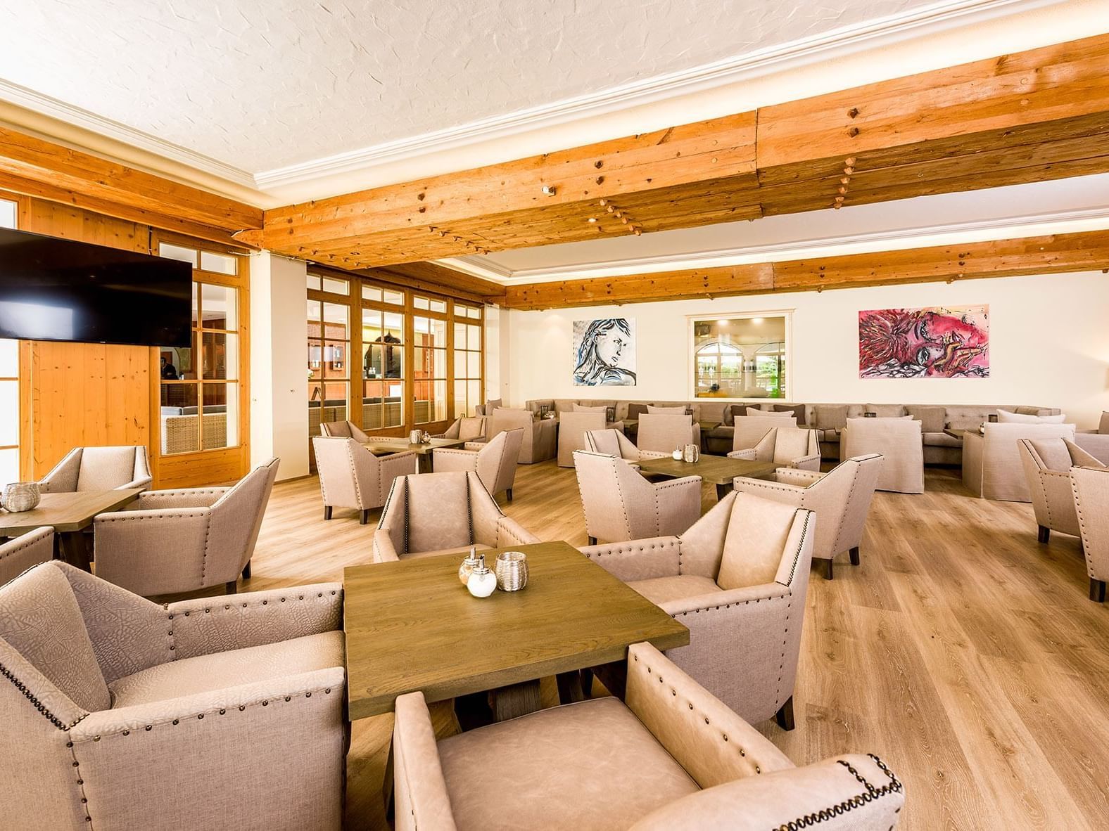 Sofastühle in Bar Montanara Halle im Wellnesshotel Liebes Rot Flüh, Tannheimer Tal