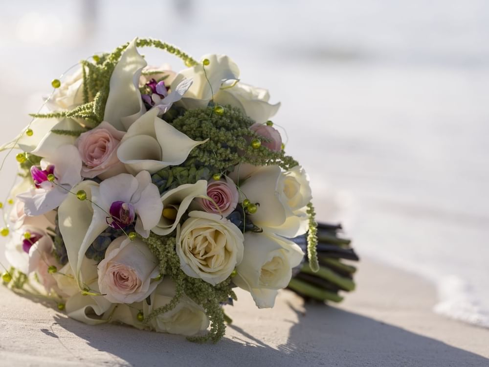 Primer plano de un ramo de flores en la playa de FA Hotels