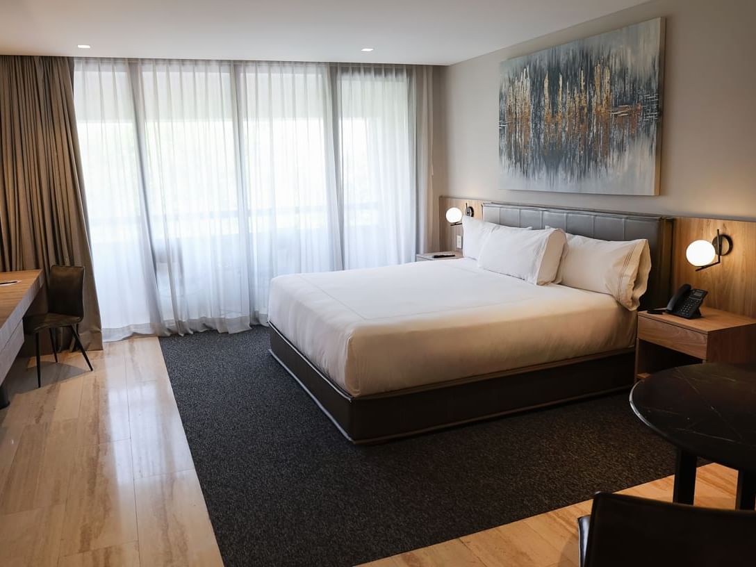 Elegante Junior Suite con cama grande y decoración moderna en Elements by Marquis, Ciudad de México