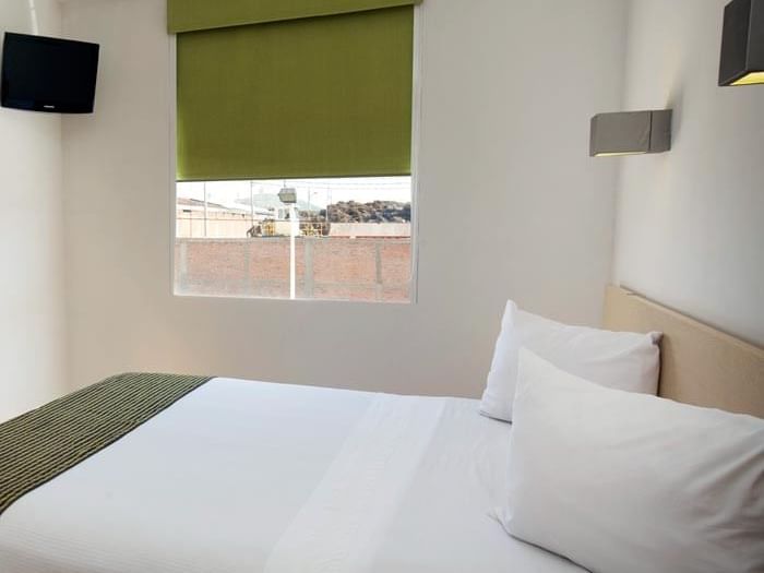 Cama y TV en habitación accesible en One Hotels