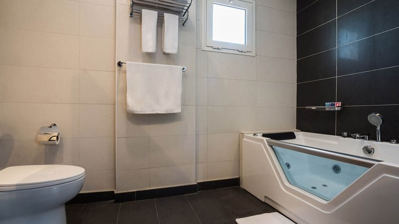 Hot tub and towels in the bathroom of Executive Suite at Naviti By Warwick Dammam
