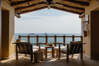 2 chairs on a balcony facing the sea at Cala de Mar