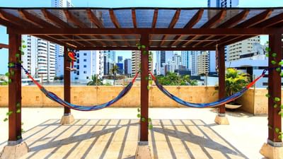 hotel con terraza y amaca en bocagrande