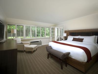 A room with one bed at Topnotch Stowe Resort