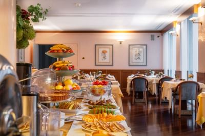 Breakfast Room featuring Buffet Breakfast and dining setup at Hotel Crivi's in Milan