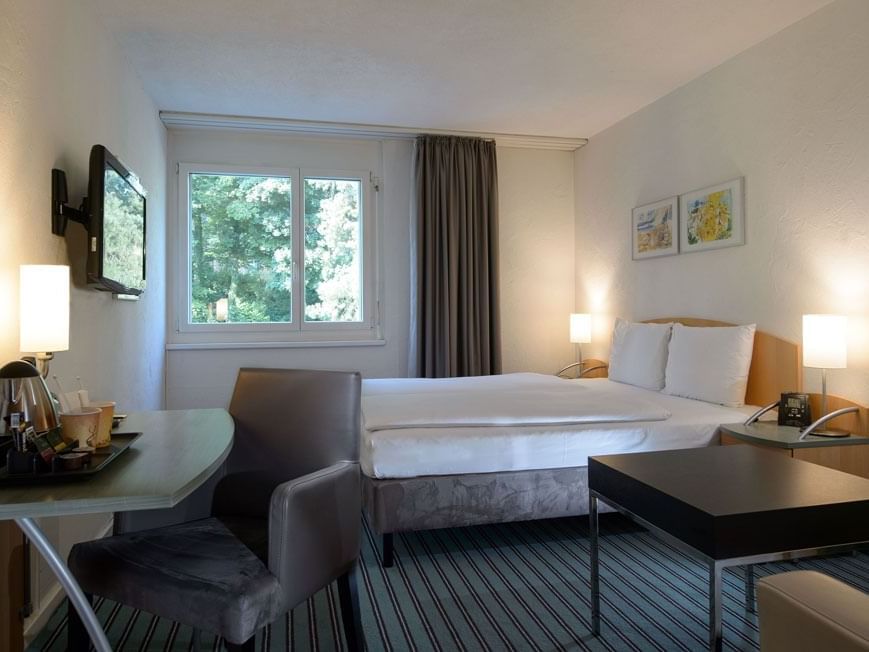 King bed & desk in Superior Room at Apart-Hotel Zurich Airport