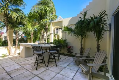 Outdoor sitting area at Windsong Resort On The Reef