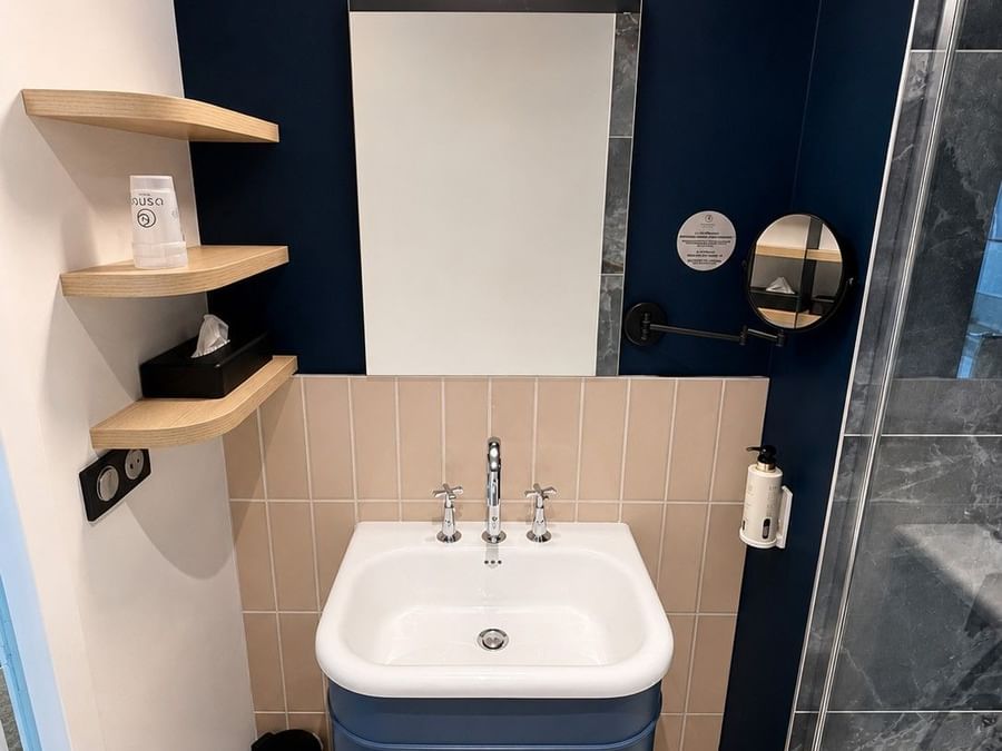 Salle de bain moderne avec lavabo et douche à l'italienne dans la Suite Junior à Osmo Hôtel Chantepie.