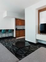 Espace de vie avec télévision et coin repas dans la suite junior du Warwick Le Crystal