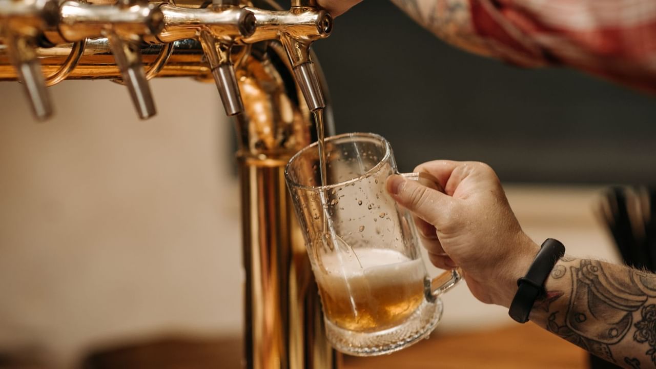 A nab pouring a frothy beer