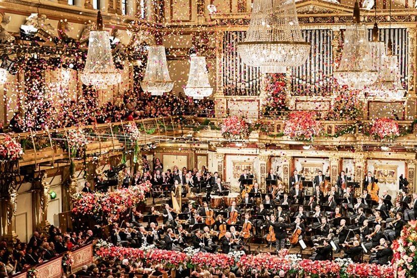 Festive New Year’s Eve concert in the Golden Hall of the Vienna Musikverein with orchestra, floral decoration, crystal chandeliers and confetti