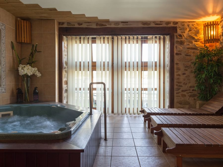 The bathing area at the spa in Auberge de la Tomette