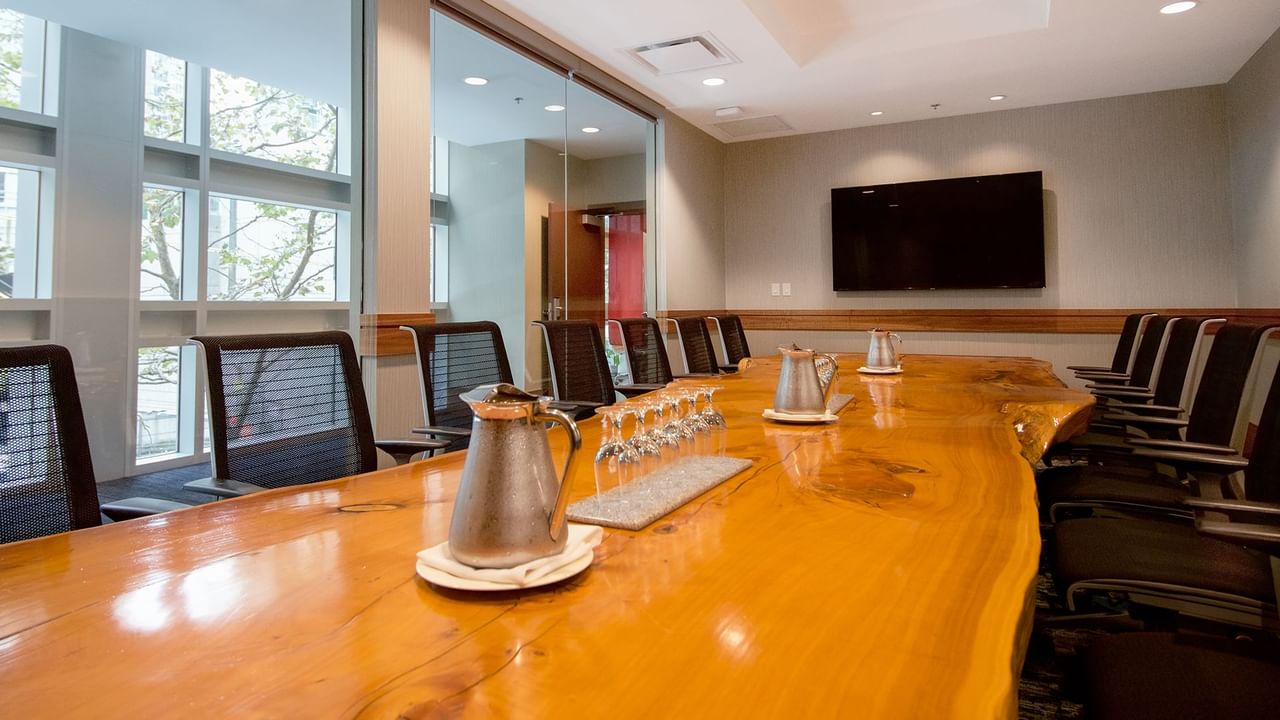 Meeting room with chairs, table and a TV