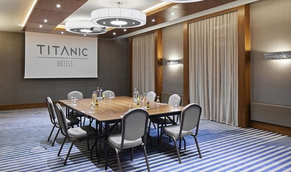 Veranstaltungssaal Hamburg mit Tischen und Stühlen im Titanic Chaussee Berlin.