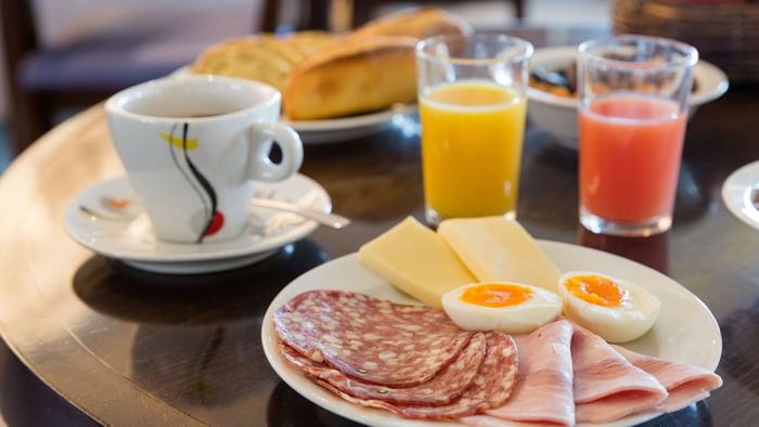 A breakfast meal served at Hotel Qualys Remis Tinqueux