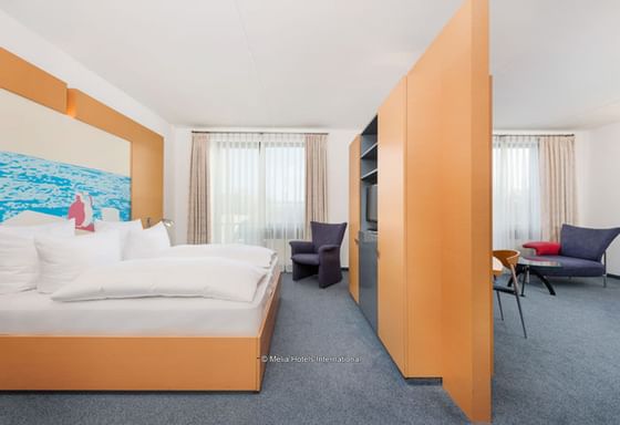A spacious room with a large bed and room amenities at Precise H