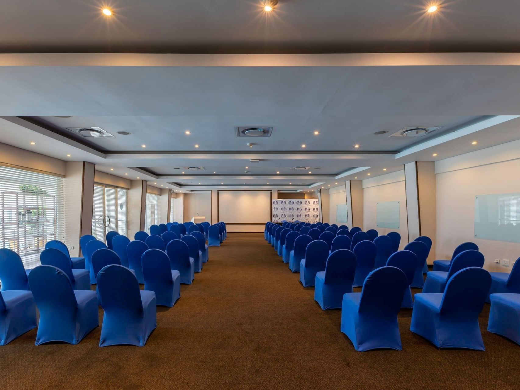 Theatre arrangement in a meeting room at Cardoso Hotel