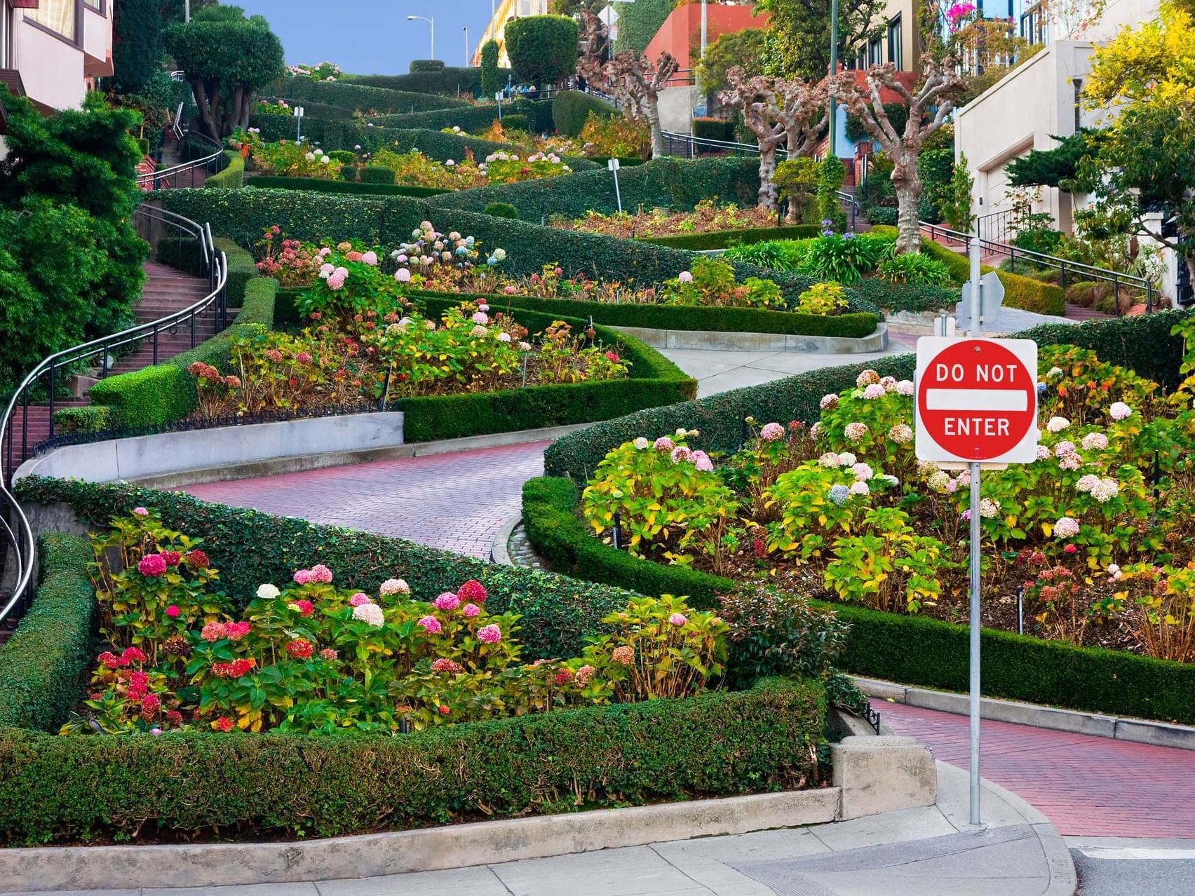 Curved street in Yerba Buena Gardens near Hotel Fiona