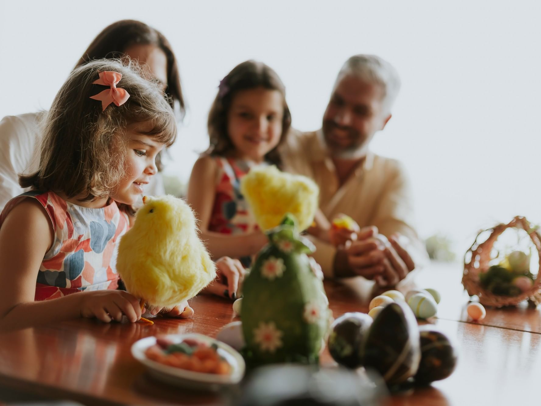 Family with Easter decorations and food at the table of Hotel Cascais Miragem Restaurant for the Easter offer.