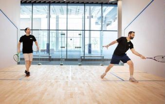 Collage du guide ultime pour un week-end de mariage mettant en vedette les mariés à l'hôtel X Toronto