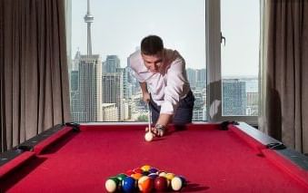 Collage du guide ultime pour un week-end de mariage mettant en vedette les mariés à l'hôtel X Toronto