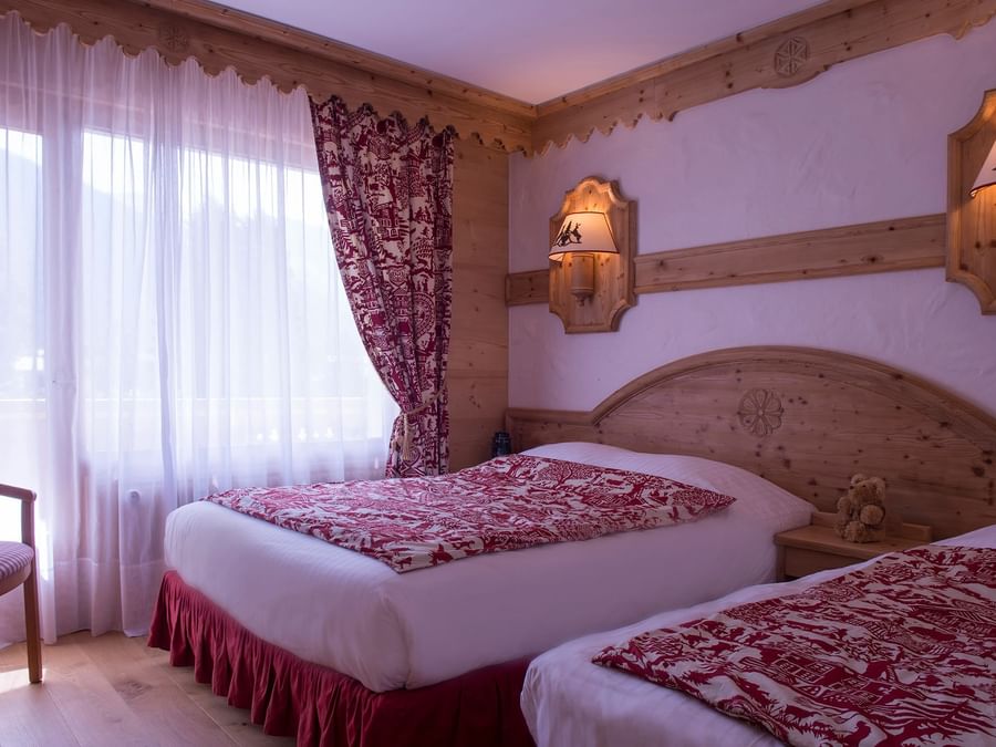 Interior of Comfort Triple bedroom at Chalet-Hotel Neige et Roc