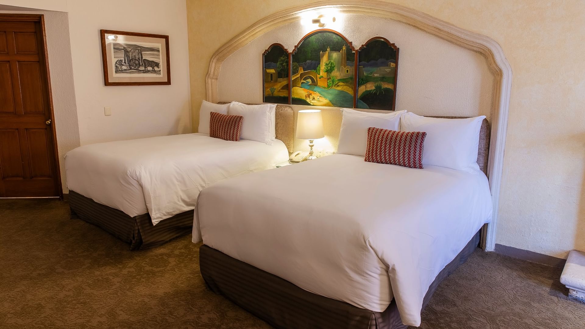 Suite con dos camas dobles, techo abovedado y biombo decorativo en Quinta Real Zacatecas