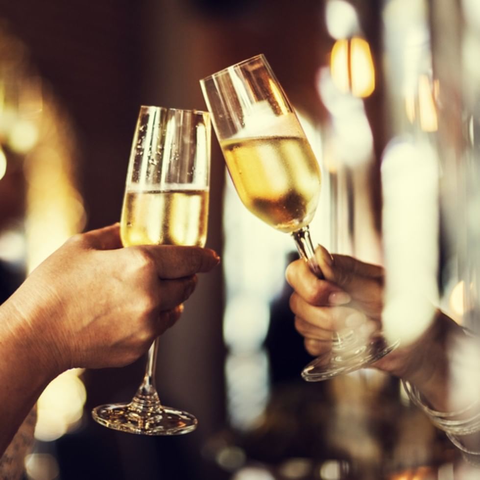 2 Champagner Gläser beim Anstoßen