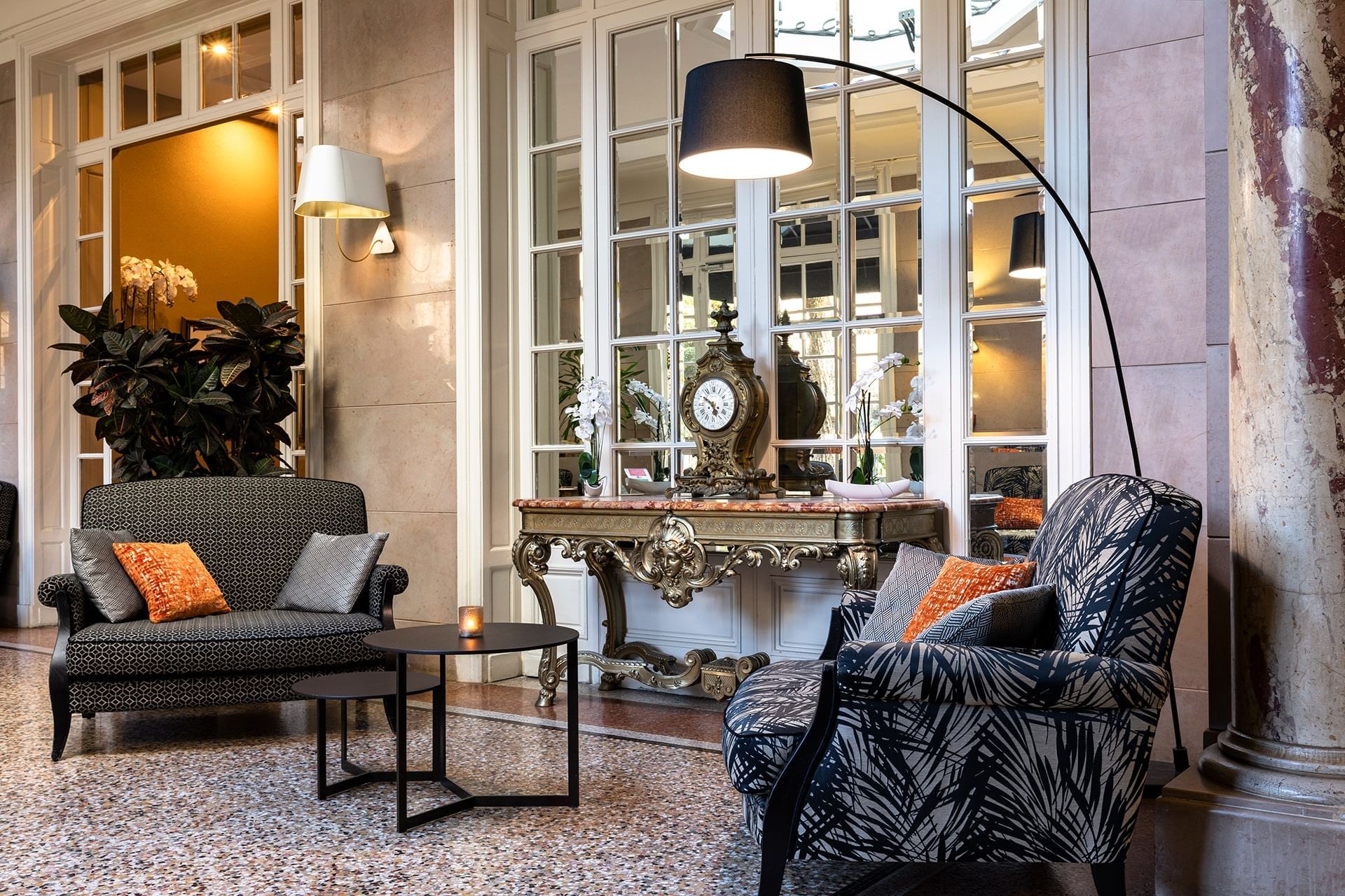 Coin salon avec canapés dans le hall à l'Oceania Le Métropole Montpellier