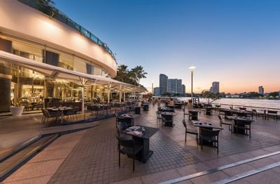 Outdoor dining area in PIER 28 at Chatrium Hotel