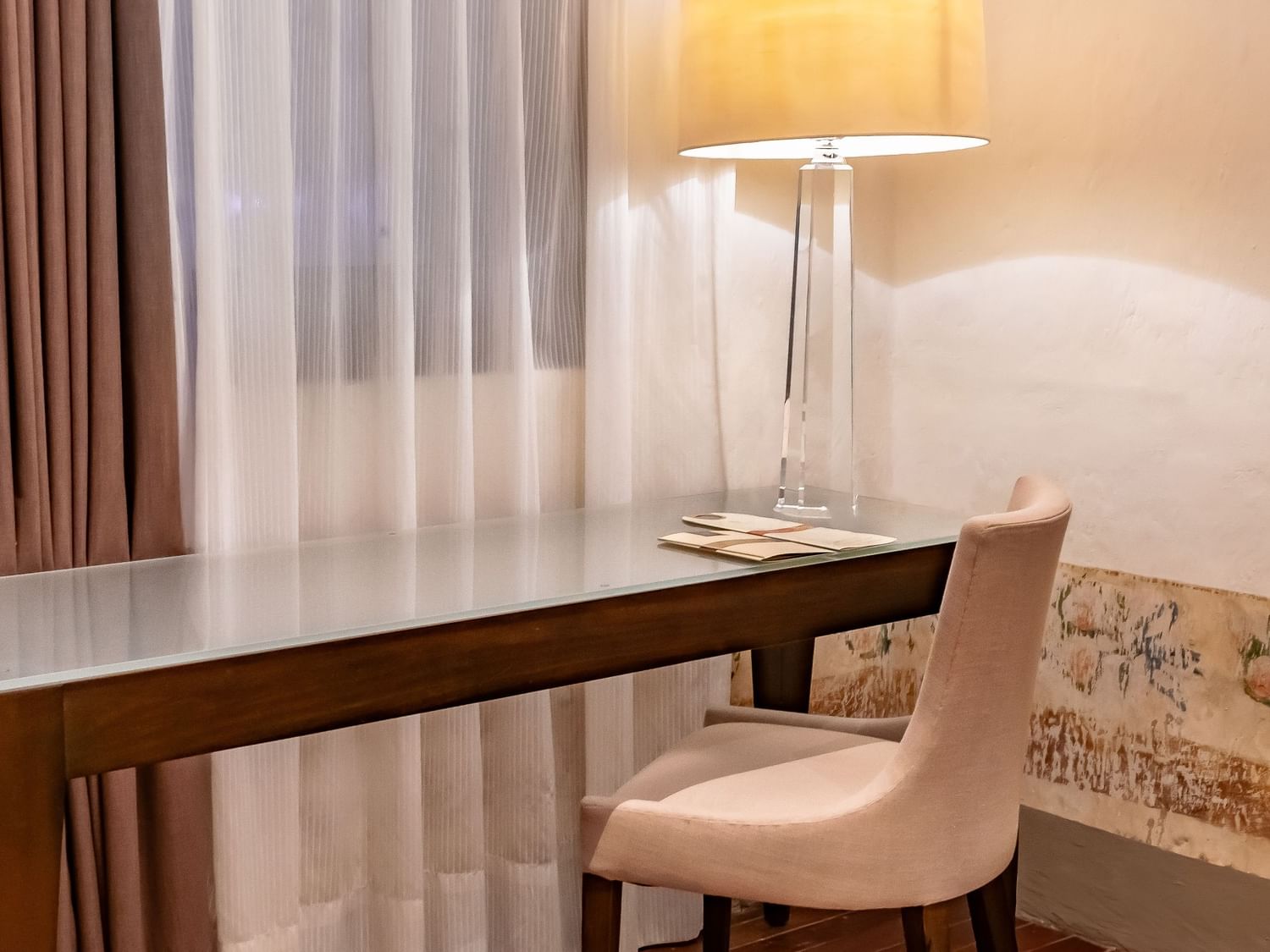 Escritorio con silla y lámpara en Suite Gran Clase King de Quinta Real Puebla en Heroica Puebla de Zaragoza