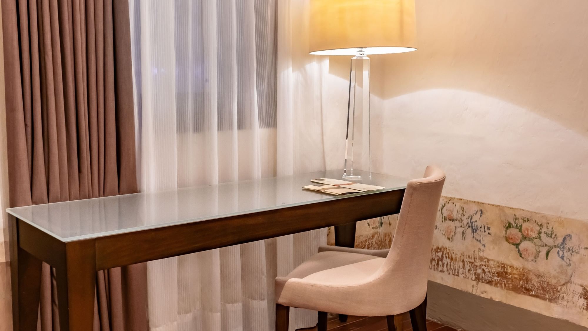 Escritorio con silla y lámpara en Suite Gran Clase King de Quinta Real Puebla en Heroica Puebla de Zaragoza