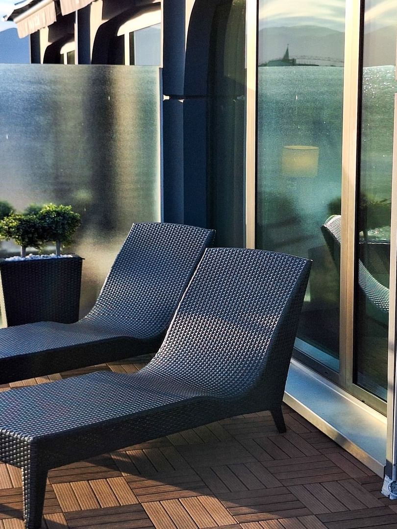 Deux chaises longues sur la terrasse de la suite Penthouse Terrace du Warwick Geneva à Genève.
