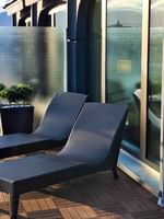 Deux chaises longues sur la terrasse de la suite Penthouse Terrace du Warwick Geneva à Genève.