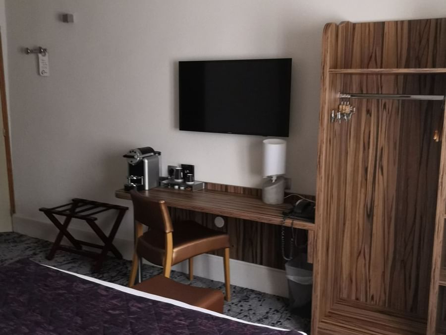Bedroom with furniture and a TV at Archotel
