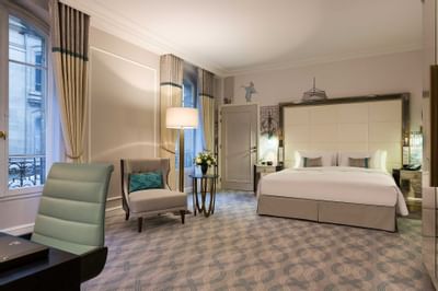 King size bed with sofas in Suite at Hilton Paris Opera Hotel