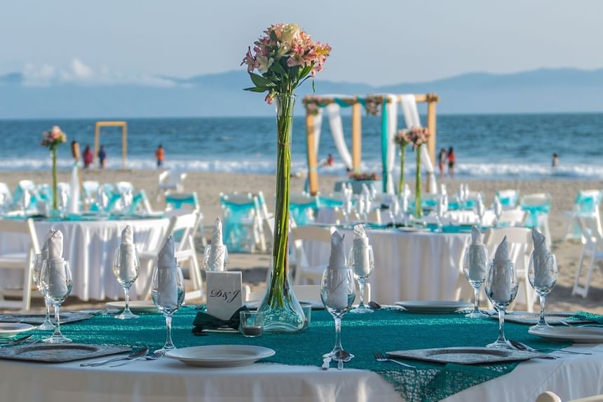 Wedding table setup by the beach at Hotel Villa Varadero